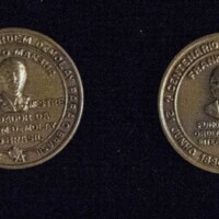 Moeda comemorativa ao centenário de nascimento de Frank Sherman Land. Moeda comemorativaao centenárioe nascimento do fundador da Ordem DeMolay, criada pelo Grande Mestre Nacioal da Ordem DeMolay para o Brasil, Alberto Mansur. Essas moedas eram dadas como reconhecimento a trabalhos prestados a Ordem DeMolay brasileira. Moeda comemorativa ao centenário de nascimento de Frank Sherman Land. Moeda comemorativaao centenárioe nascimento do fundador da Ordem DeMolay, criada pelo Grande Mestre Nacioal da Ordem DeMolay para o Brasil, Alberto Mansur. Essas moedas eram dadas como reconhecimento a trabalhos prestados a Ordem DeMolay brasileira.