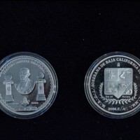 76af8beb-4738-4880-9fda-7ef33973a211
Moeda comemorativa ao Biocentário da Maçonaria Universal. Grande Loja soberana de Baixa Califórnia - México, moeda criada em comemoração aos duzdentos anos de maçonaria no Estado do México. Presente dado ao Grande Oriente de Minas Gerais em ocasião da visita da comitiva GLSBC as dependências do GOMG no ano de 2006. 76af8beb-4738-4880-9fda-7ef33973a211 Moeda comemorativa ao Biocentário da Maçonaria Universal. Grande Loja soberana de Baixa Califórnia - México, moeda criada em comemoração aos duzdentos anos de maçonaria no Estado do México. Presente dado ao Grande Oriente de Minas Gerais em ocasião da visita da comitiva GLSBC as dependências do GOMG no ano de 2006.