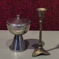 Naveta - Pequeno recipiente usado para guardar incenso a ser queimado durante a cerimônia Naveta - Pequeno recipiente usado para guardar incenso a ser queimado durante a cerimônia